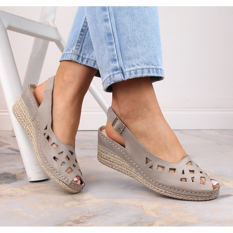 Kényelmes női bőr ékszandál szürke Helios 110-33 1 Kényelmes női bőr ékszandál szürke Helios 110-33 1