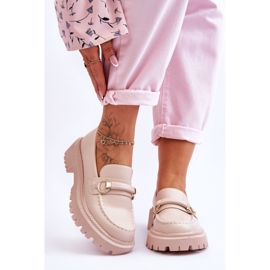 FG1 Női naplopók egy hatalmas platformon, bézs kalipszon 1