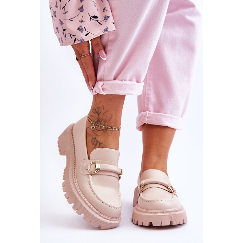 FG1 Női naplopók egy hatalmas platformon, bézs kalipszon 1