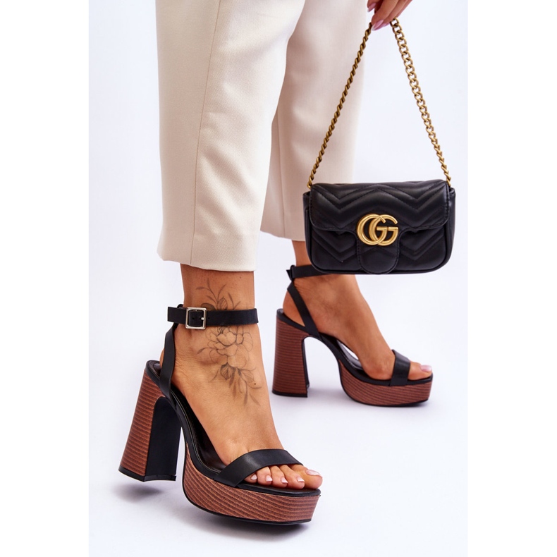 Bőr Szandál Egy Vaskos Fekete Marina Platformon 2