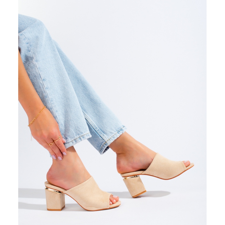 Vinceza bézs öszvérek a poszton 1