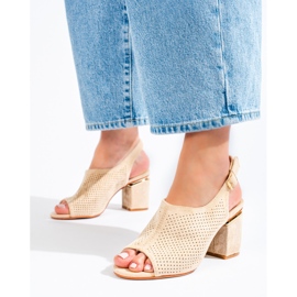 Vinceza Bézs színű velúr magassarkú szandál a Vincezától 2