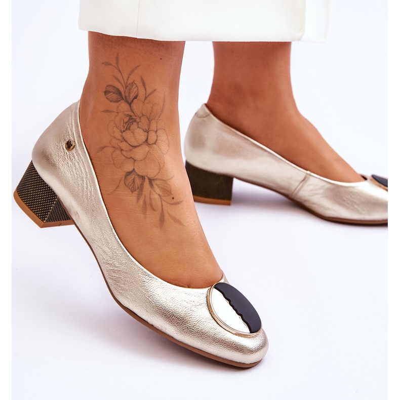 Bőr alacsony sarkú szivattyúk Maciejka 05960-25 arany aranysárga 2