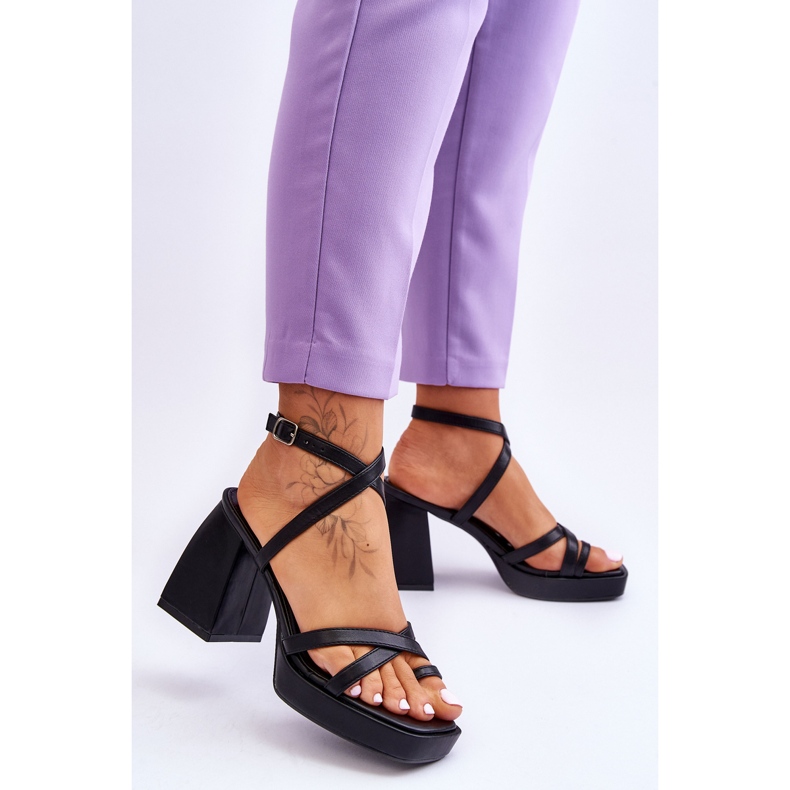 FS1 Divatos sarkú cipők és fekete platformszandálok 2