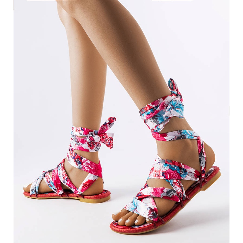 Piros fűzős szandál a Richer márkától 1