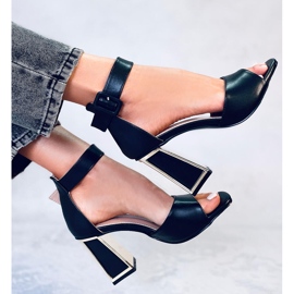 Tamara Fekete geometrikus sarkú szandál 1