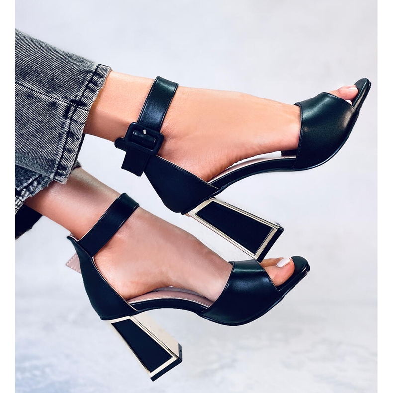 Tamara Fekete geometrikus sarkú szandál 1