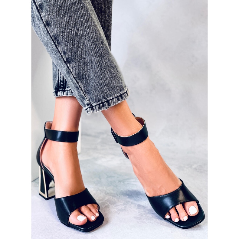 Tamara Fekete geometrikus sarkú szandál 2