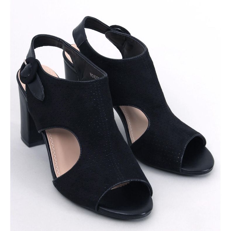 Morillo Fekete áttört sarkú szandál 1