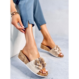 BM A Peluso Beige ékszandál virágokkal bézs 1