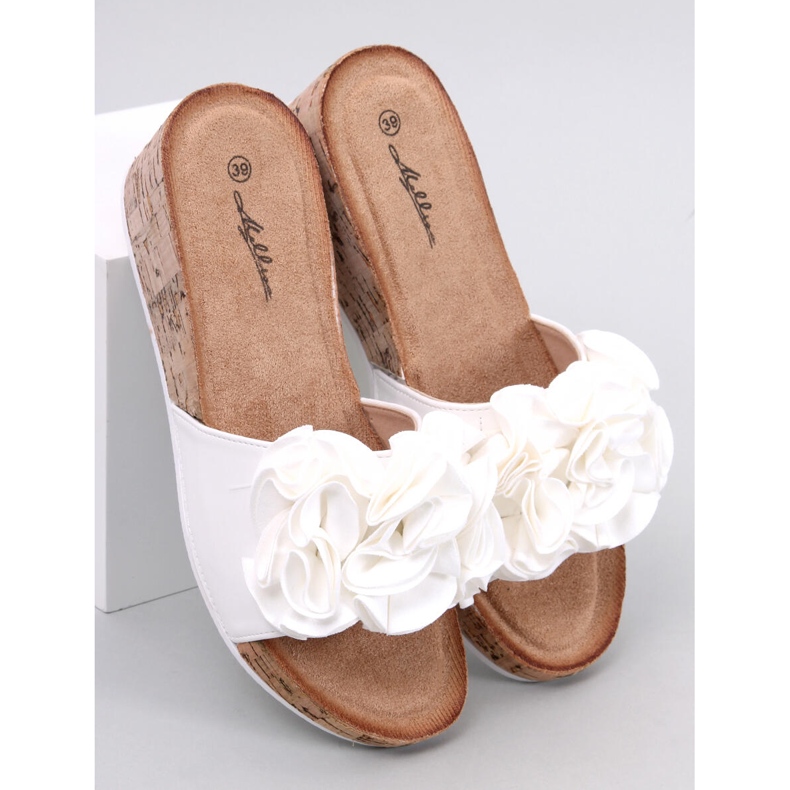 BM A Peluso White ékszandál virágokkal fehér 1