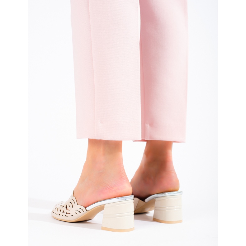 Bézs áttört öszvérek a Shelovet oszlopán 1