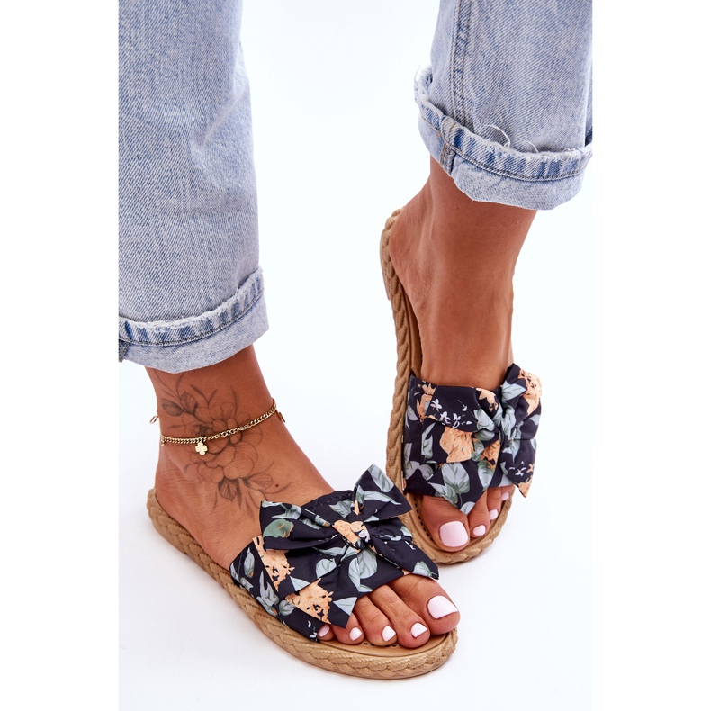 FK1 Női papucs masnival, fekete virággal 2